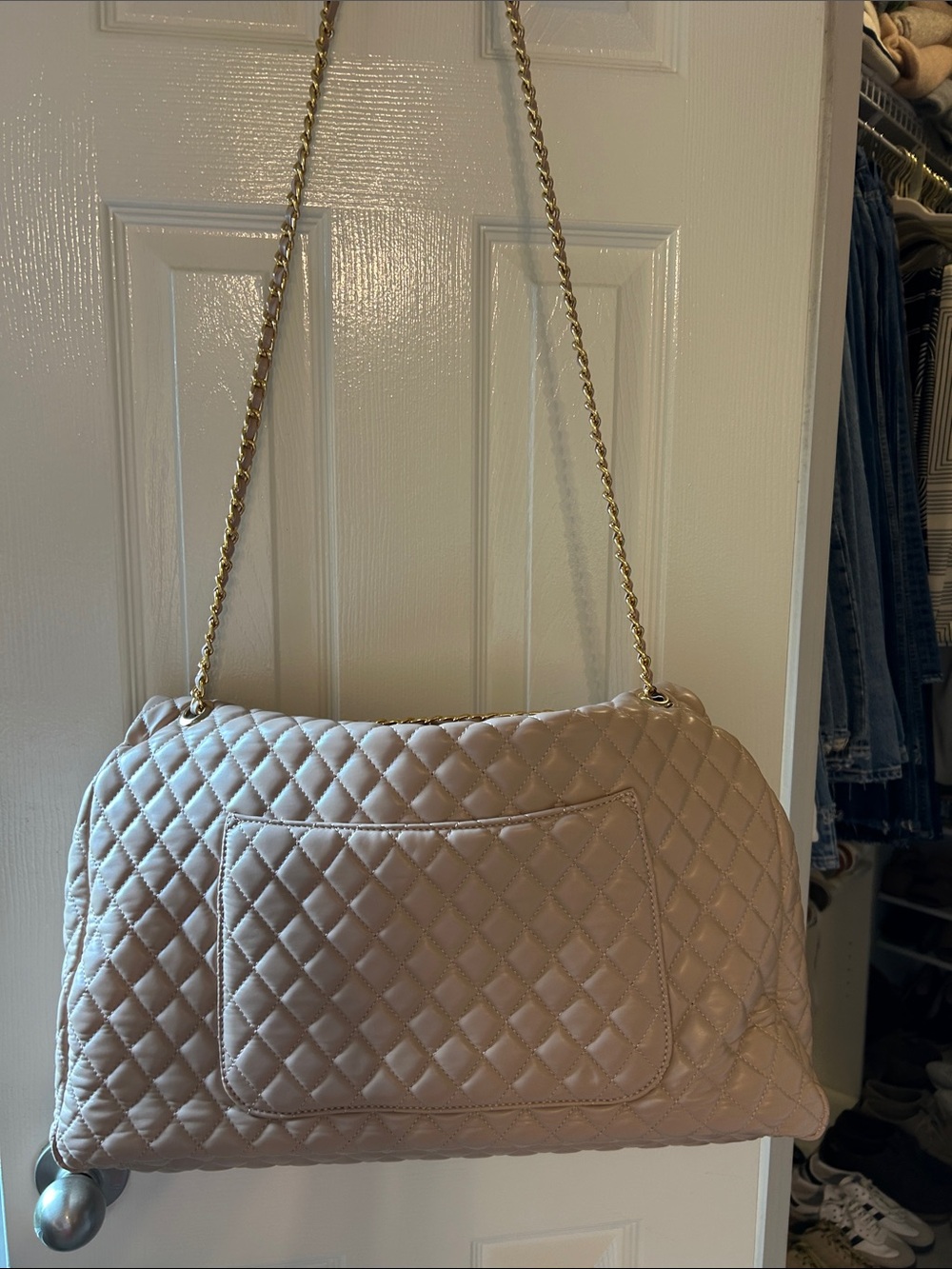 Quilted Nude Shoulder Weekender Bag with Gold Chain Large New - Picture 16 of 16